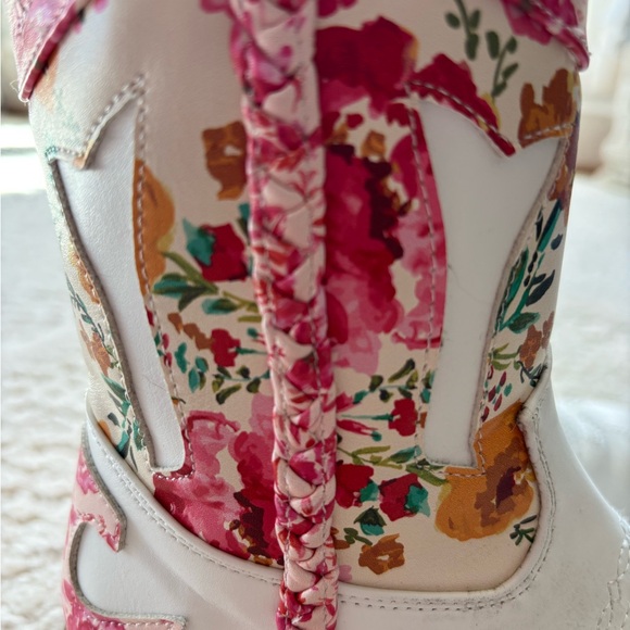 SweetHoney Floral White Cowboy Boots - Picture 7 of 8